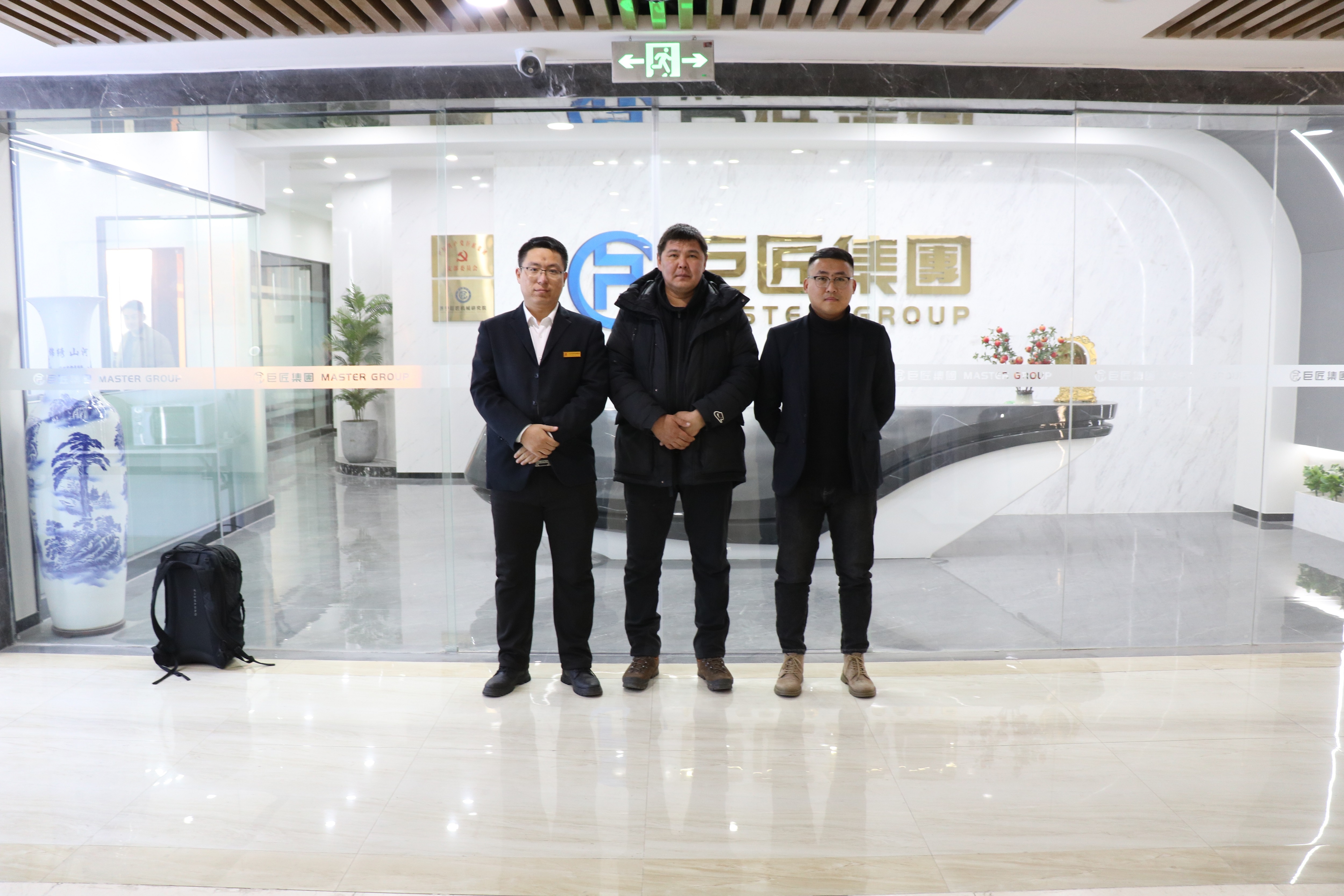 山东德信竞技机械集团光伏打桩机出口至俄罗斯